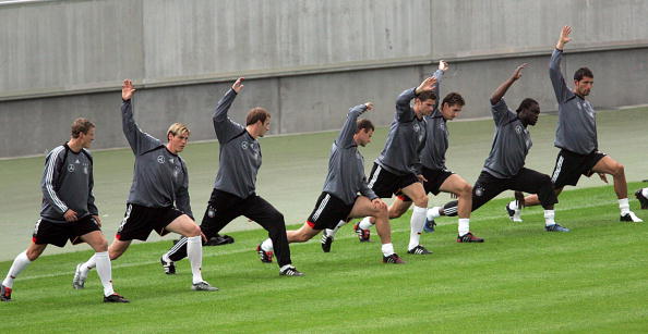 关于足球锦标赛即将展开，各支球队备战精神抖擞的信息