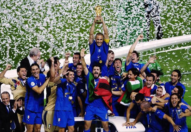 费德勒回归赛场，赛况扑朔迷离首场状态亮眼，美国队观众沸腾！